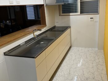 豊橋市　ブラックステンレスの天板が高級感を演出するキッチン