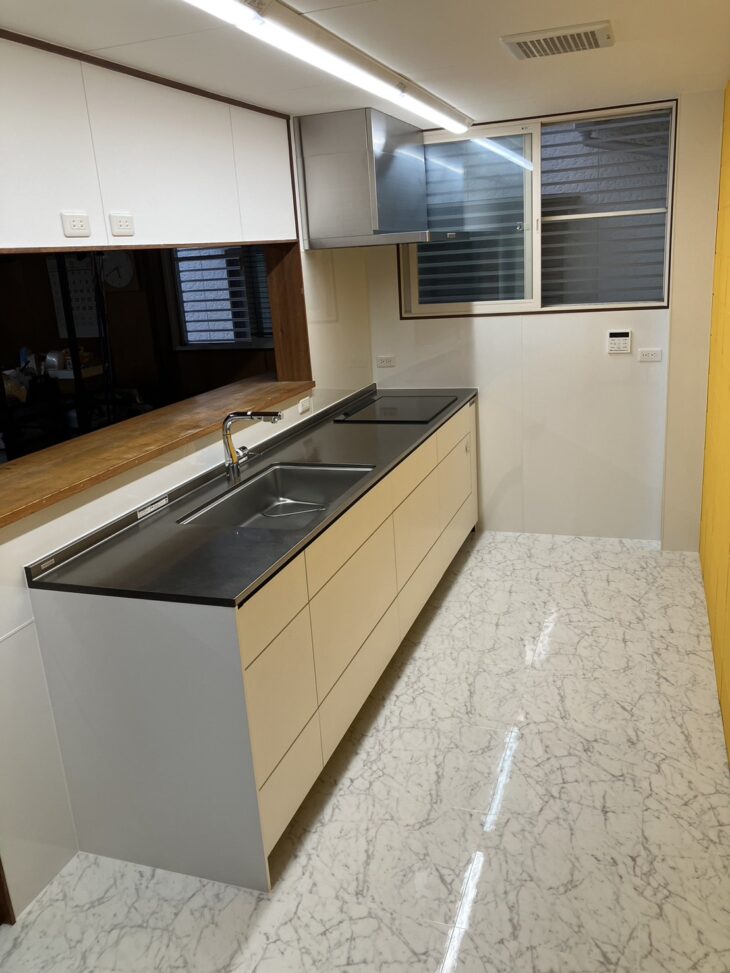   豊橋市　ブラックステンレスの天板が高級感を演出するキッチン