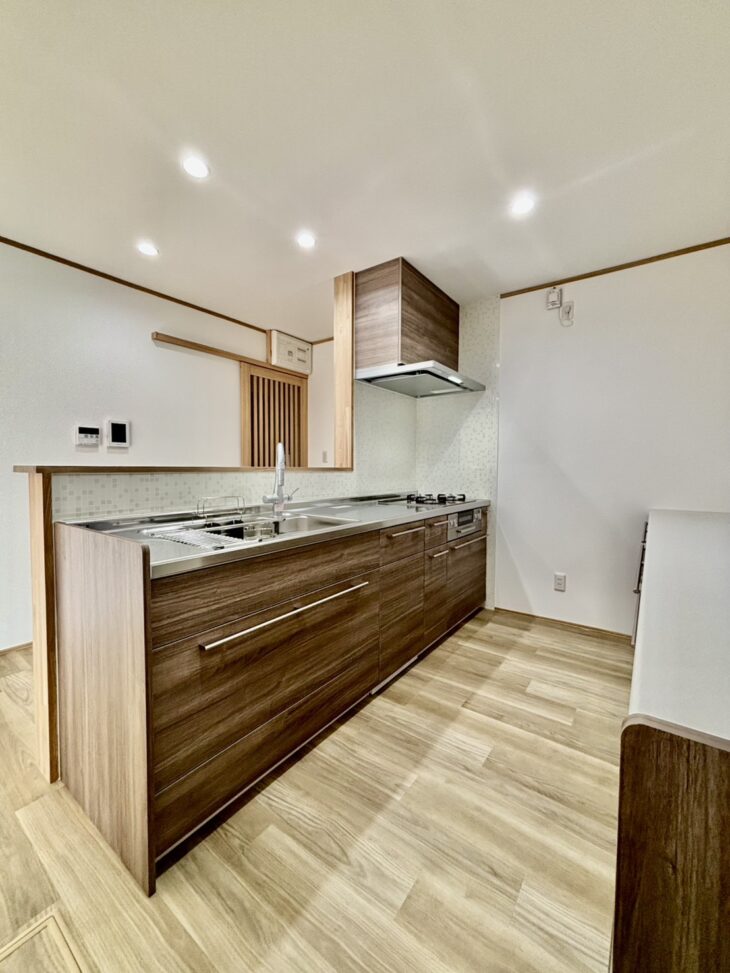   ご家族とのコミュニケーションも弾むカウンターキッチンに。豊橋市の住宅を「快適団らん部屋」に大改造！和室も洋室のリビングに！