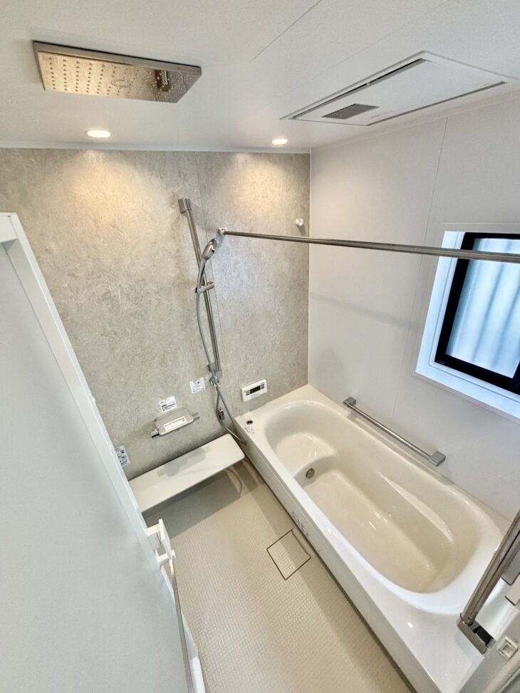   自宅のお風呂はラグジュアリーな空間へ。豊橋市の住宅にオーバーヘッドシャワー付きのハイスペックバスルームに変身！